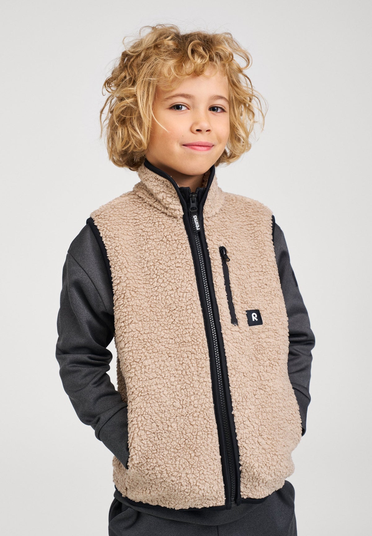 Reima Tupas Fleeceweste Kinder Earthy Beige – Studioaufnahme