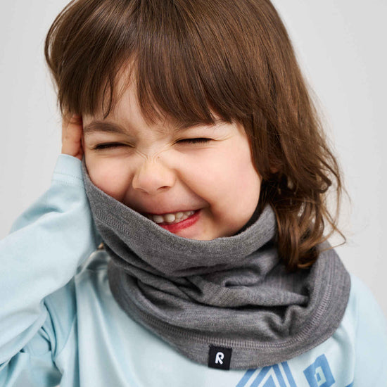 Reima Aarni Merino-Schlauchschal Kinder Melange Grey – Lifestylebild 1