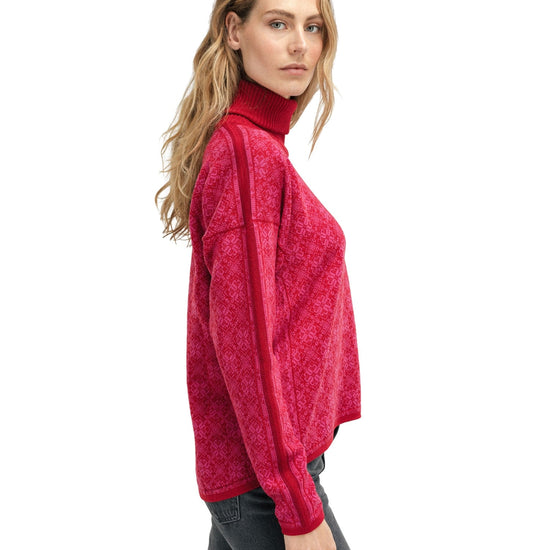 Dale Of Norway FIRDA Merino-Pullover Damen Raspberry - Allium – Studio seitlich