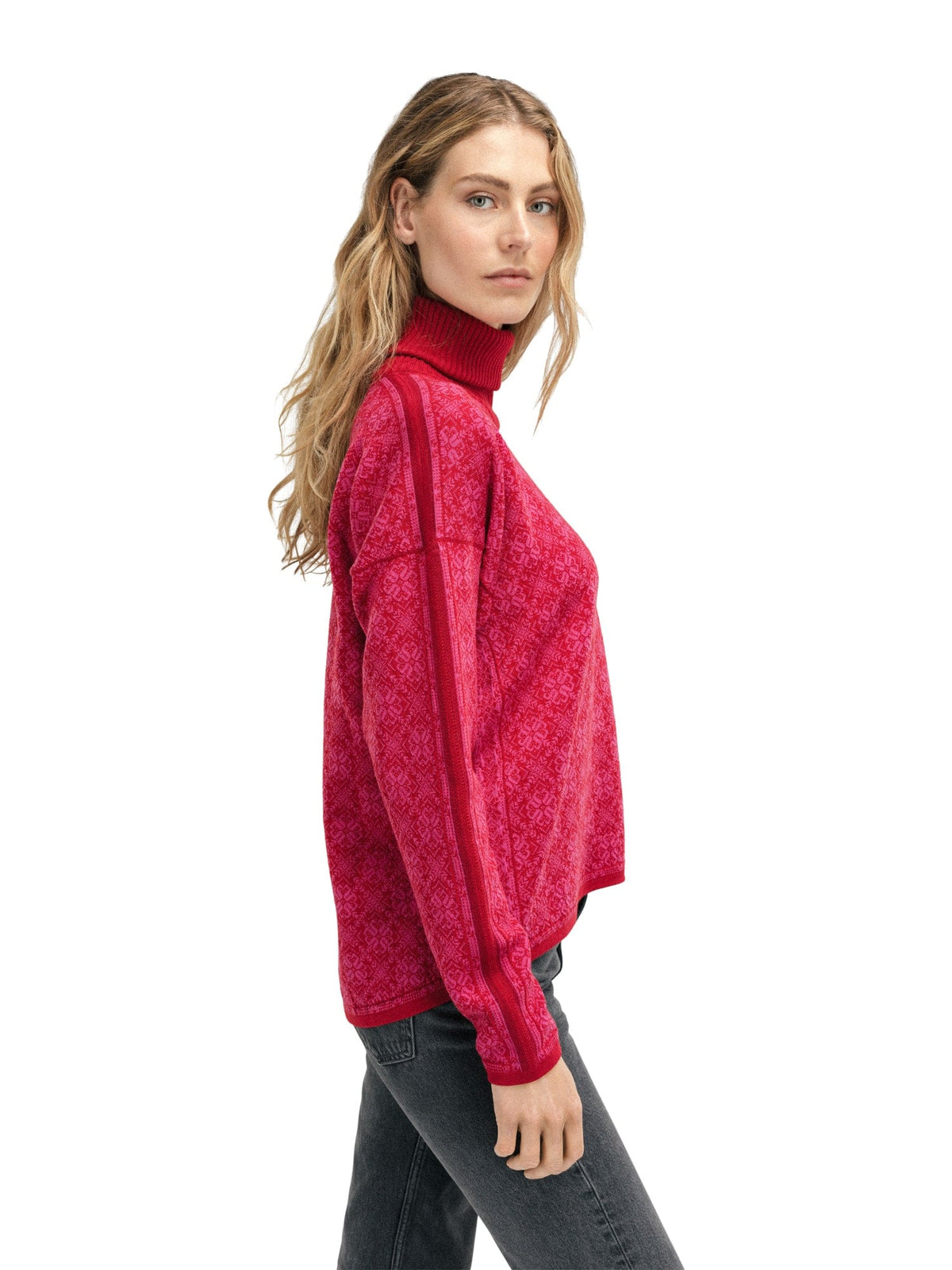 Dale Of Norway FIRDA Merino-Pullover Damen Raspberry - Allium – Studio seitlich