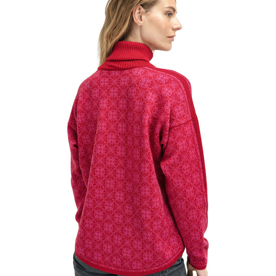 Dale Of Norway FIRDA Merino-Pullover Damen Raspberry - Allium – Studio hinten