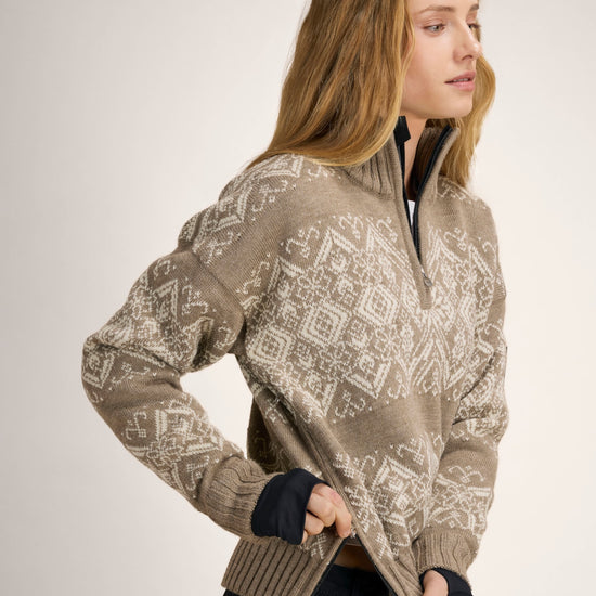 Dale Of Norway 96301 – P00 – Studio – Quelle 96301_p00_roset_wp_fem_sweater--8.jpg