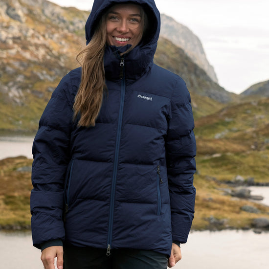 Bergans W LAVA WARM DOWN JACKET W/HOOD - Daunenjacken bei PeakStyle