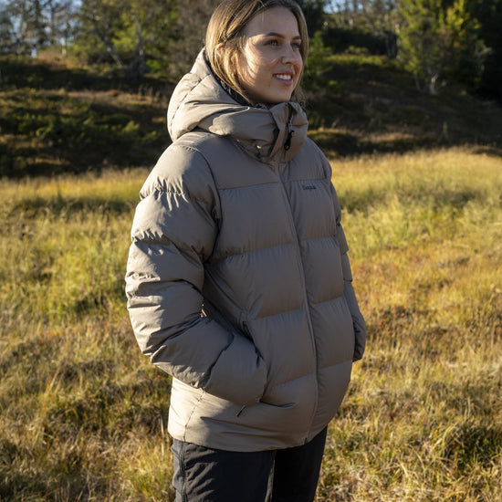 Bergans W LAVA WARM DOWN JACKET W/HOOD - Daunenjacken bei PeakStyle