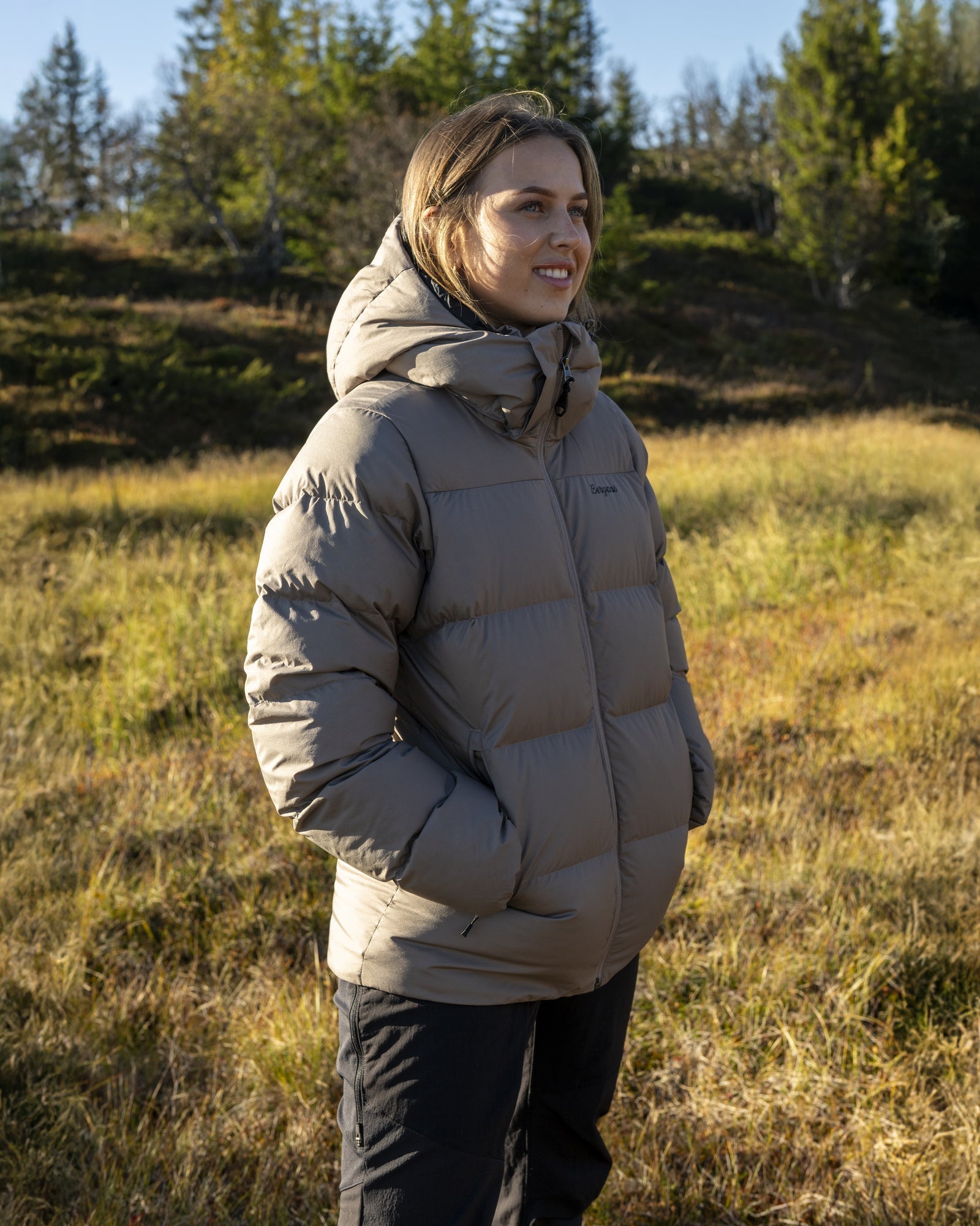 Bergans W LAVA WARM DOWN JACKET W/HOOD - Daunenjacken bei PeakStyle