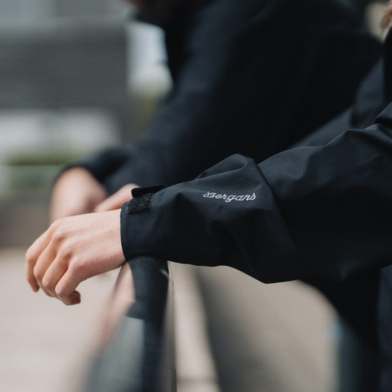 Bergans W URBAN 2L SHELL COAT - Mäntel & Parkas bei PeakStyle