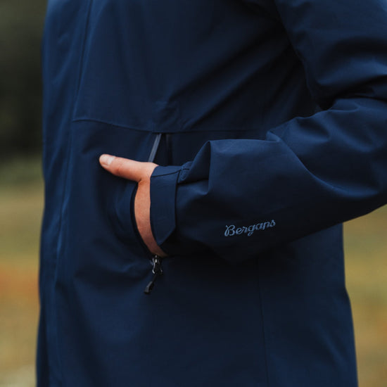 Bergans W URBAN 2L SHELL COAT - Mäntel & Parkas bei PeakStyle