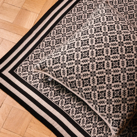 Dale Of Norway FROGNER Merino-Wolldecke – Black - Sand – Studio