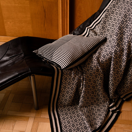 Dale Of Norway SKARSTIND Woll-Kissenhülle – Black - Sand – Detail oder Lifestyle
