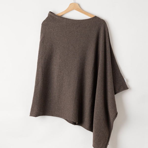 Sofie Poncho – Dark Taupe – Kleiderbügelaufnahme