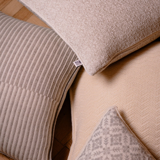 Dale Of Norway SNØ Merino-Kissenhülle – Offwhite – Detail oder Lifestyle