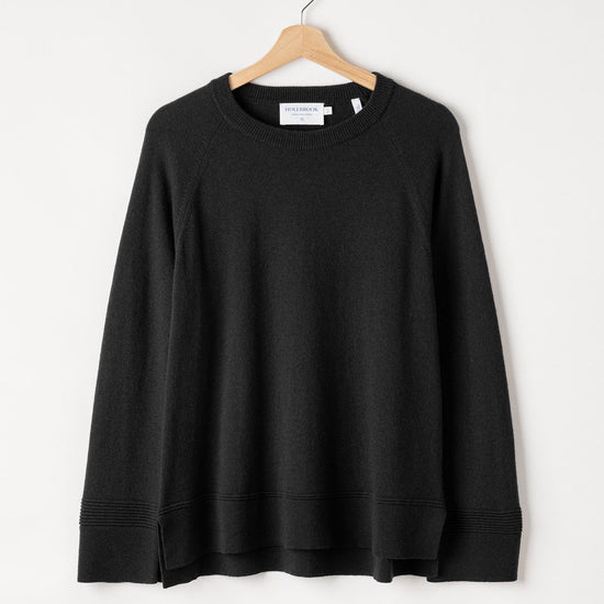 Renata Raglan – Black – Kleiderbügelaufnahme