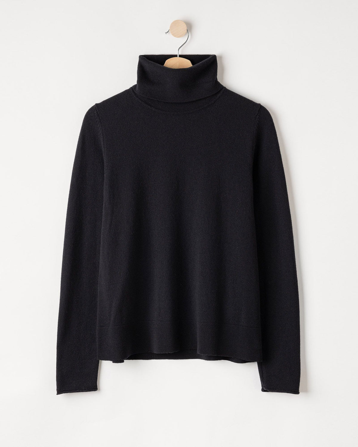 Renata Turtle Neck – Black – Kleiderbügelaufnahme