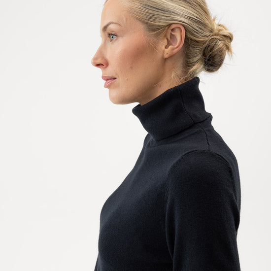 Renata Turtle Neck – Black – Herstelleransicht