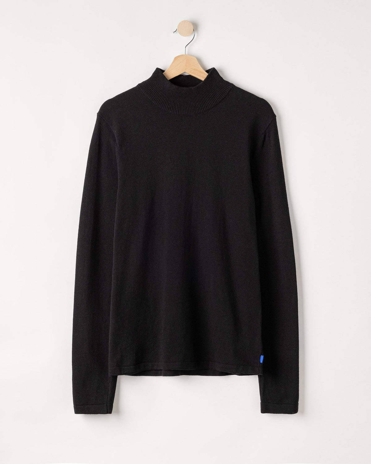 Chris Rollneck – Black – Kleiderbügelaufnahme
